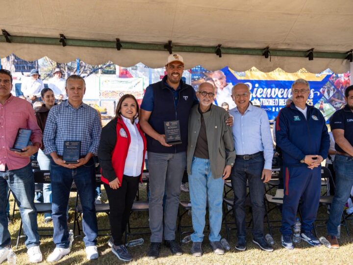 Gustavo AyonEsta mañana en la capital del estado, junto a mi esposa Estefanía Carrillo, asistí a la Universidad Autónoma de Nayarit para el arranque del Torneo Regional Nayarit 2025 del Sindicato Nacional de Trabajadores del Seguro Social.