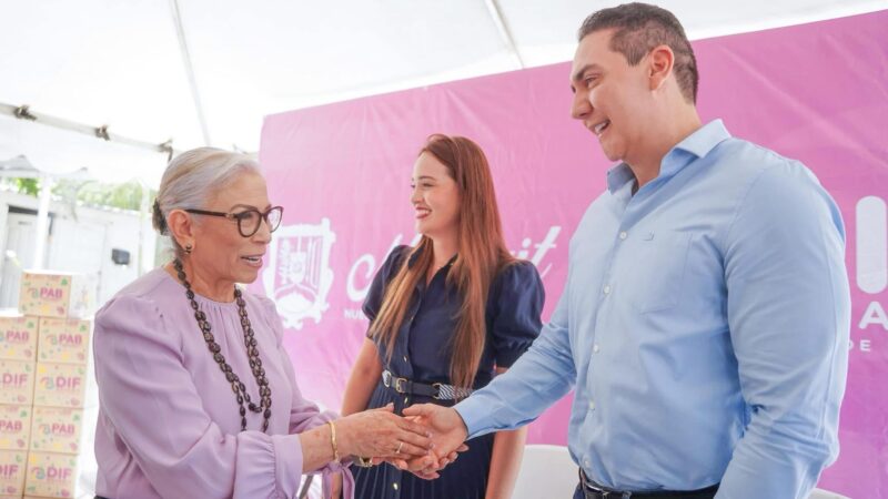 Hector Santana y Margui Zúñiga acompañan a Beatriz Estrada en la entrega de apoyos en La Cruz de Huanacaxtle*