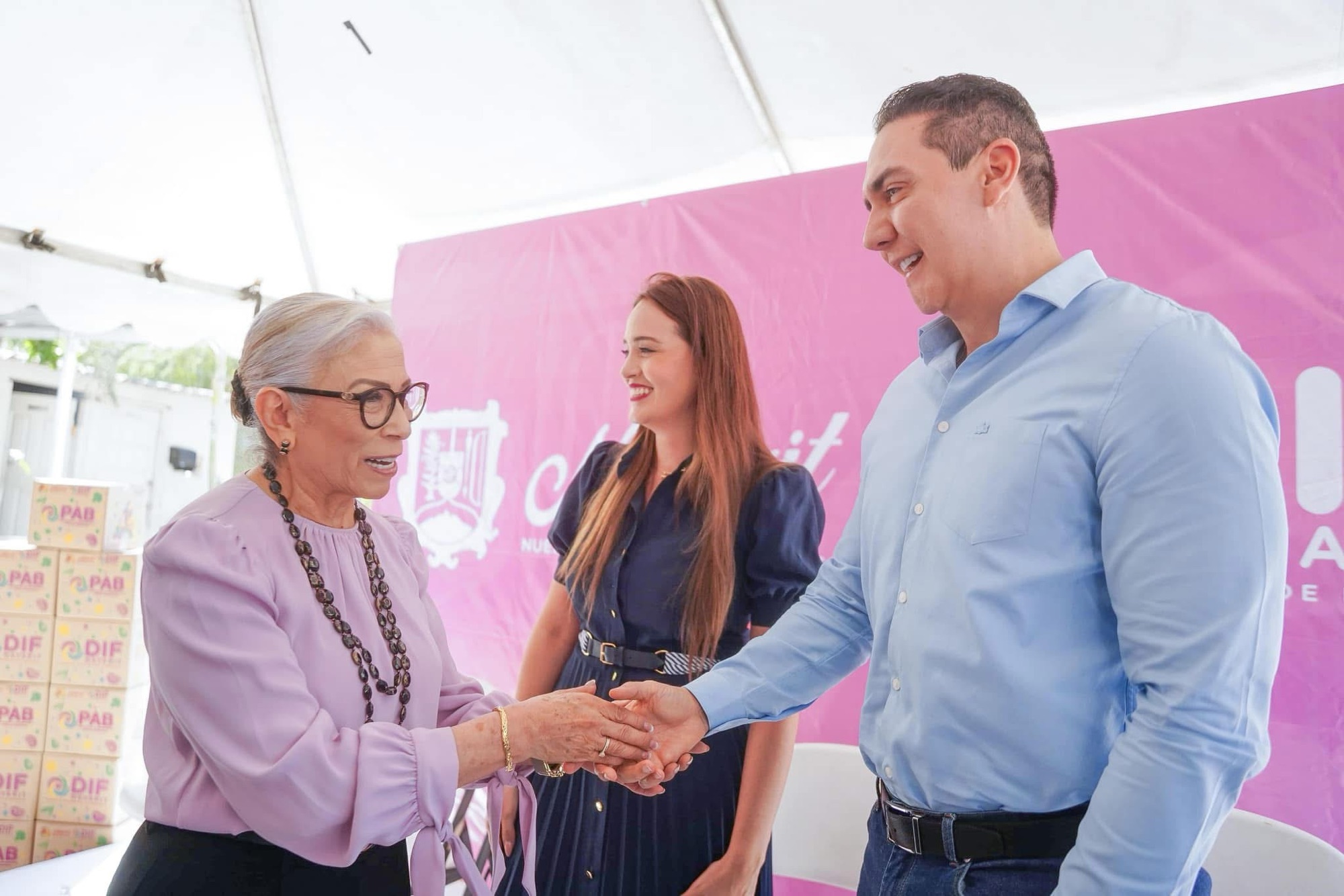 Hector Santana y Margui Zúñiga acompañan a Beatriz Estrada en la entrega de apoyos en La Cruz de Huanacaxtle*