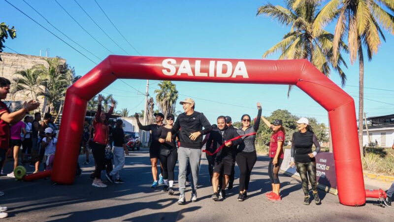 INCREÍBLEHector Santana y familias de Bahía de Banderas participan en la Carrera Recreativa “Hazlo por tu Salud”*