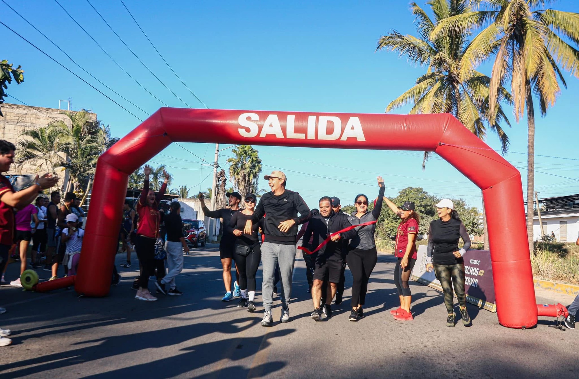 INCREÍBLEHector Santana y familias de Bahía de Banderas participan en la Carrera Recreativa “Hazlo por tu Salud”*