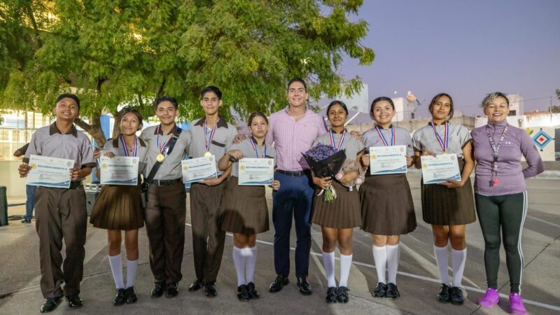 Hector Santana premia a la escolta de la Secundaria Ali Chumacero con un domo tras ganar el estatal