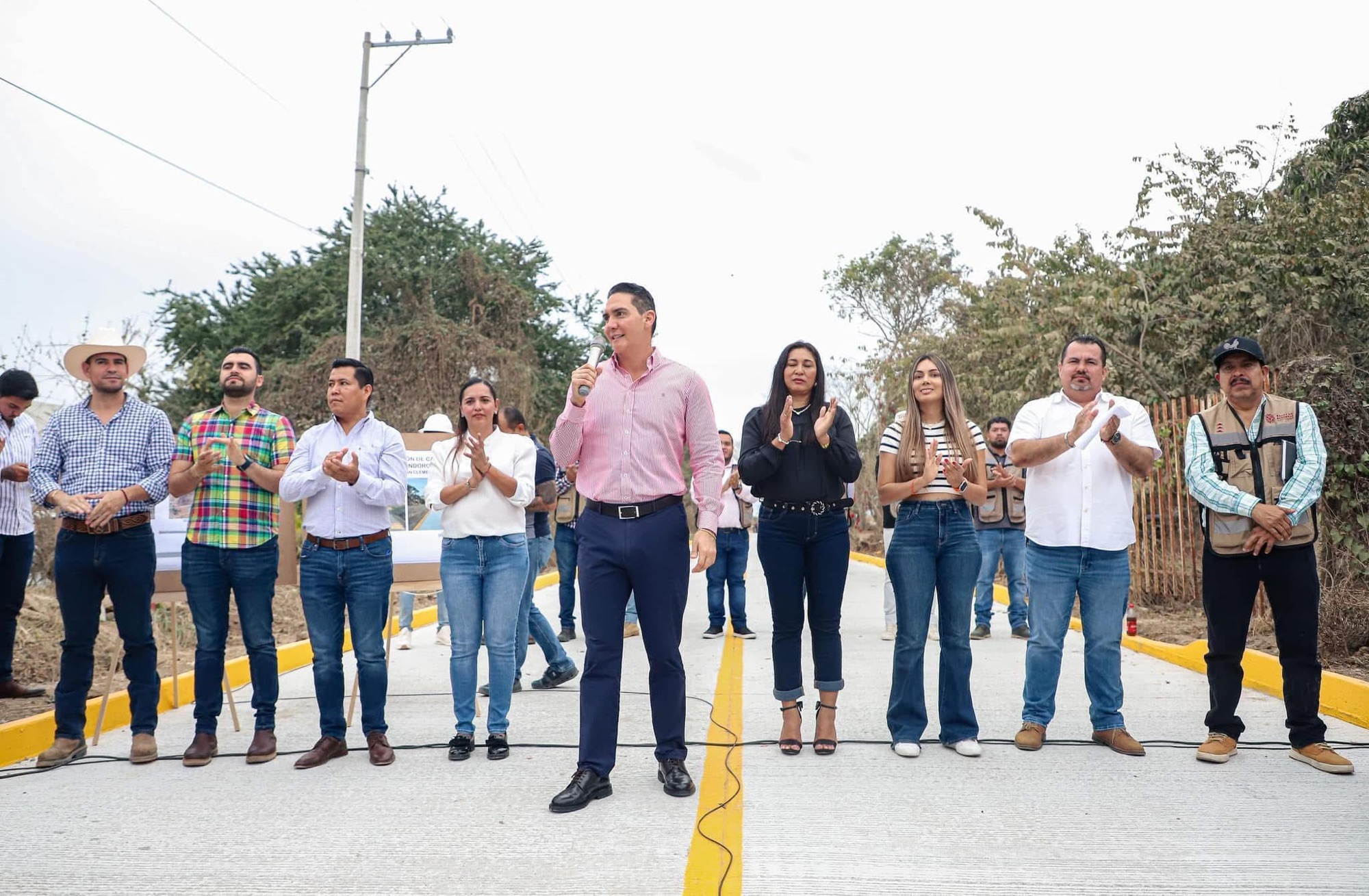 Gobierno de Bahía de BanderasHector SantanaObras de calidad estamos haciendo en Bahía de Banderas en estos primeros 5 meses, casi 60 obras que van a durar para toda la vida no de chapopote solo para la foto, que en la siguiente temporada de lluvias se lleve el chapopote y queden los baches☑️☑️ hagamos las cosas bien hechas, el pueblo quiere resultados y no problemas⭐️