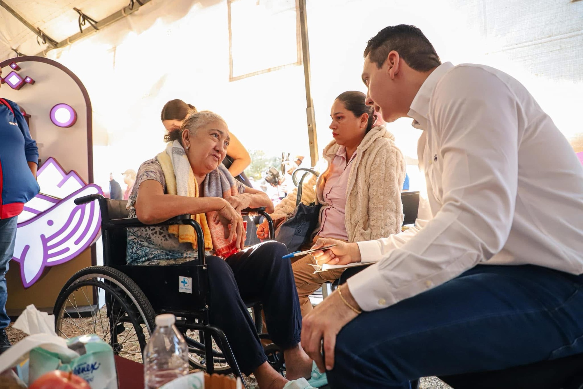 “El pueblo merece el mejor gobierno”: Hector Santana encabeza la Audiencia Ciudadana número 20 en San Vicente del MarGobierno de Bahía de BanderasEl Presidente Municipal de Bahía de Banderas, Héctor Santana, encabezó este lunes 3 de marzo la Audiencia Ciudadana número 20 de su administración, reafirmando su compromiso con la atención directa a la ciudadanía. La jornada se llevó a cabo en la Unidad Deportiva de San Vicente del Mar, donde funcionarios de las distintas dependencias agilizaron la respuesta a las peticiones de la población.