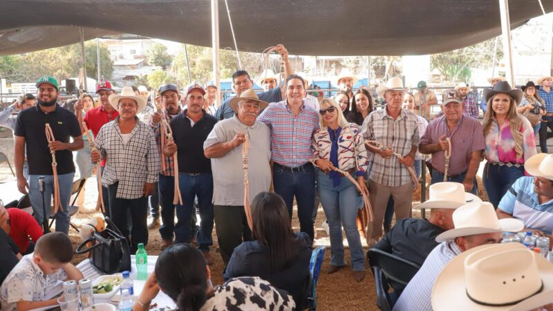 Hector Santana celebra a los ganaderos con una rifa espectacular en la Expo Ganadera 2025*Gobierno de Bahía de BanderasEl presidente municipal de Bahía de Banderas, Héctor Santana, encabezó la celebración del Día del Ganadero dentro de la Expo Feria Ganadera Bahía de Banderas 2025, consolidando este evento como uno de los más importantes para el sector agropecuario del municipio. Acompañado de líderes ganaderos, funcionarios estatales y locales, destacó el respaldo de su gobierno hacia este sector fundamental para la economía regional.