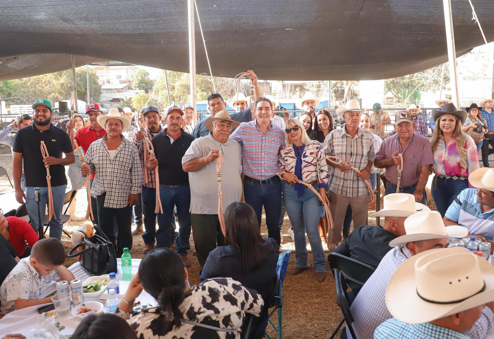 Hector Santana celebra a los ganaderos con una rifa espectacular en la Expo Ganadera 2025*Gobierno de Bahía de BanderasEl presidente municipal de Bahía de Banderas, Héctor Santana, encabezó la celebración del Día del Ganadero dentro de la Expo Feria Ganadera Bahía de Banderas 2025, consolidando este evento como uno de los más importantes para el sector agropecuario del municipio. Acompañado de líderes ganaderos, funcionarios estatales y locales, destacó el respaldo de su gobierno hacia este sector fundamental para la economía regional.