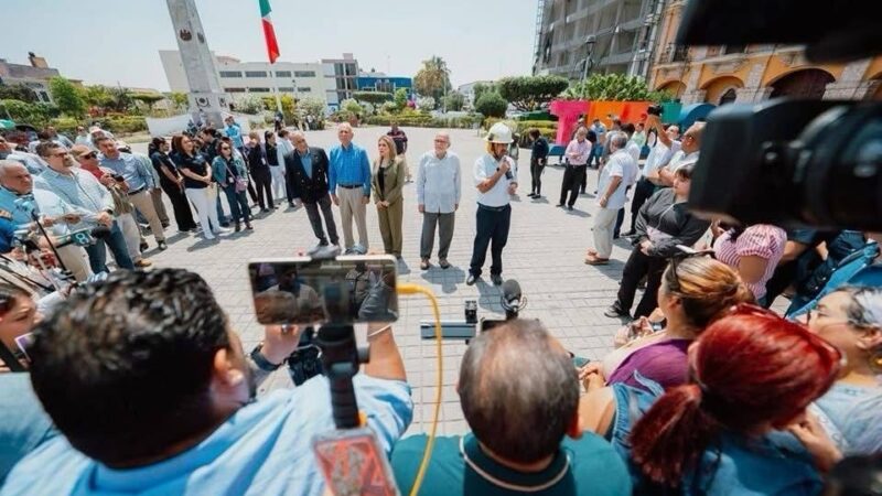Desde Casa de Gobierno, el gobernador Gobierno del Estado de Nayarit , Miguel Ángel Navarro Quintero, acompañado por trabajadoras y trabajadores del gobierno que encabeza, se sumó al Primer Simulacro Nacional 2025, reafirmando su compromiso con la seguridad y la prevención, participando en la evacuación y la aplicación de protocolos de emergencia coordinados por la Dirección de Protección Ciudadana y Bomberos del Estado.