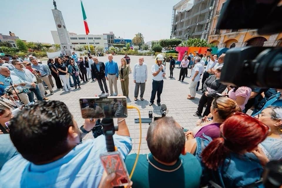 Desde Casa de Gobierno, el gobernador Gobierno del Estado de Nayarit , Miguel Ángel Navarro Quintero, acompañado por trabajadoras y trabajadores del gobierno que encabeza, se sumó al Primer Simulacro Nacional 2025, reafirmando su compromiso con la seguridad y la prevención, participando en la evacuación y la aplicación de protocolos de emergencia coordinados por la Dirección de Protección Ciudadana y Bomberos del Estado.